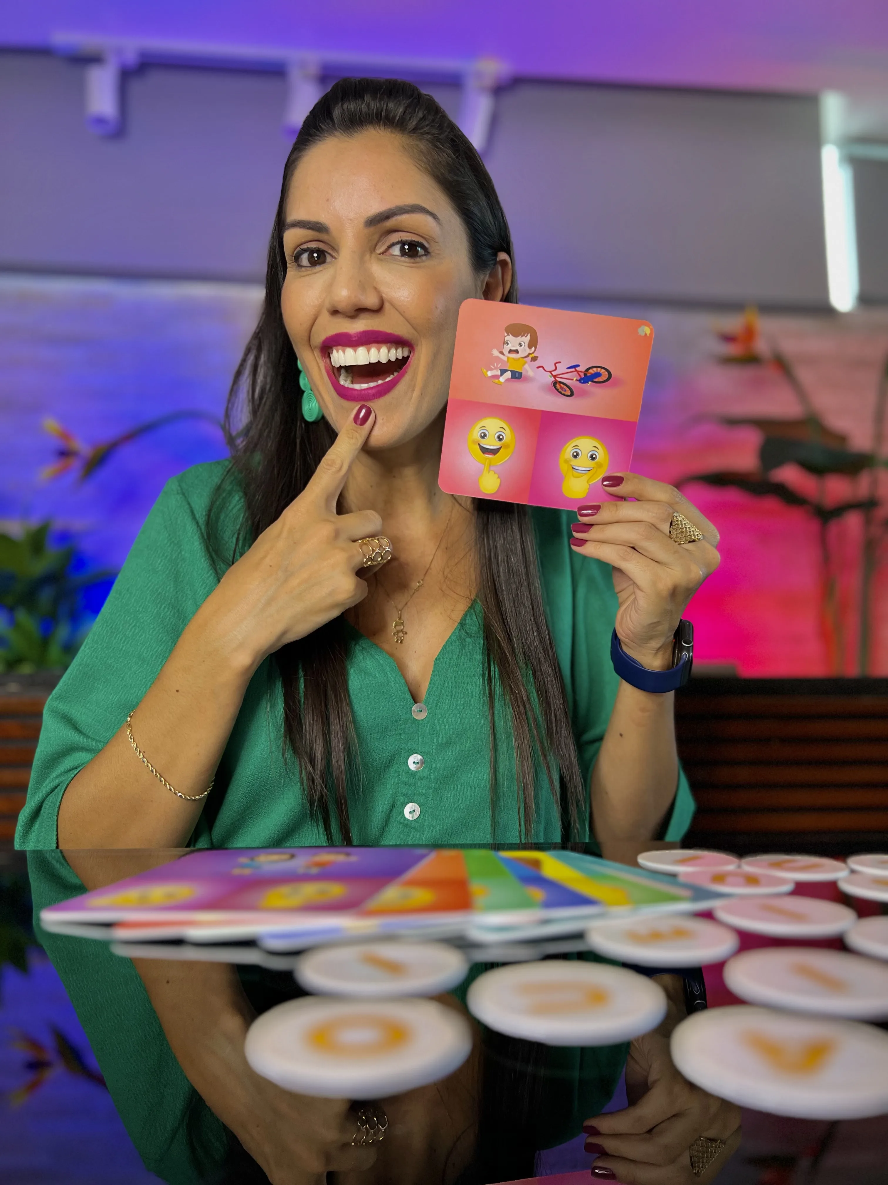 Letícia Silva conduzindo sessão prática com material concreto