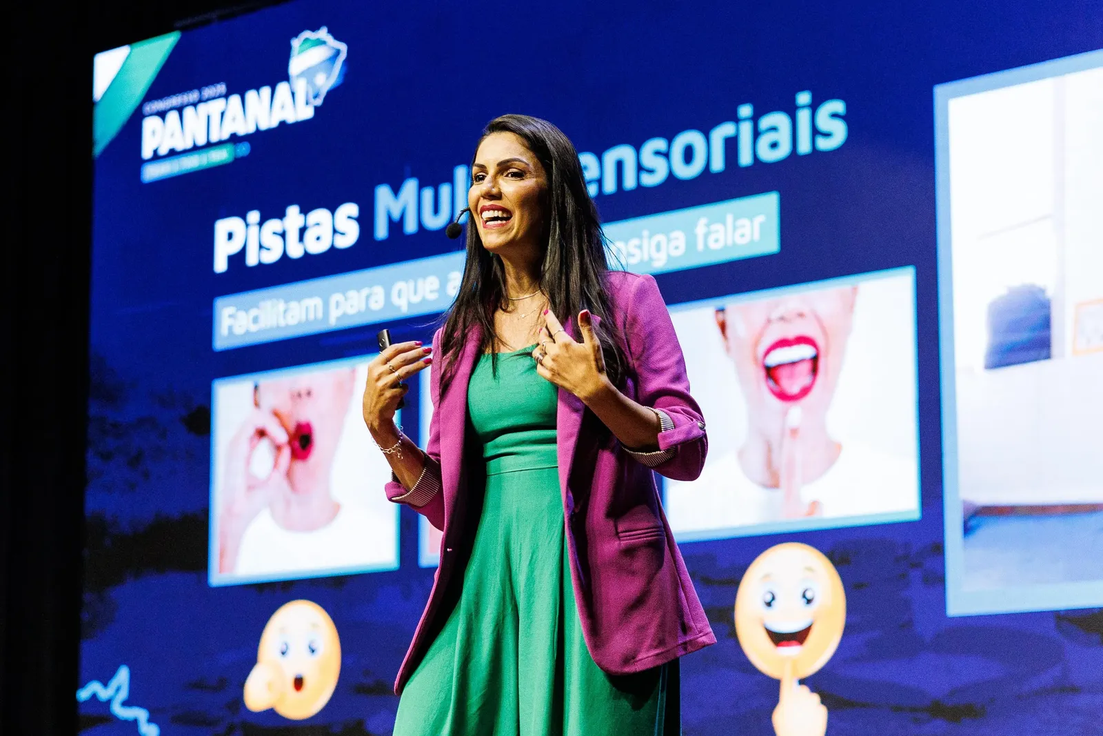 Letícia palestrando sobre pistas multissensoriais, autoridade no método