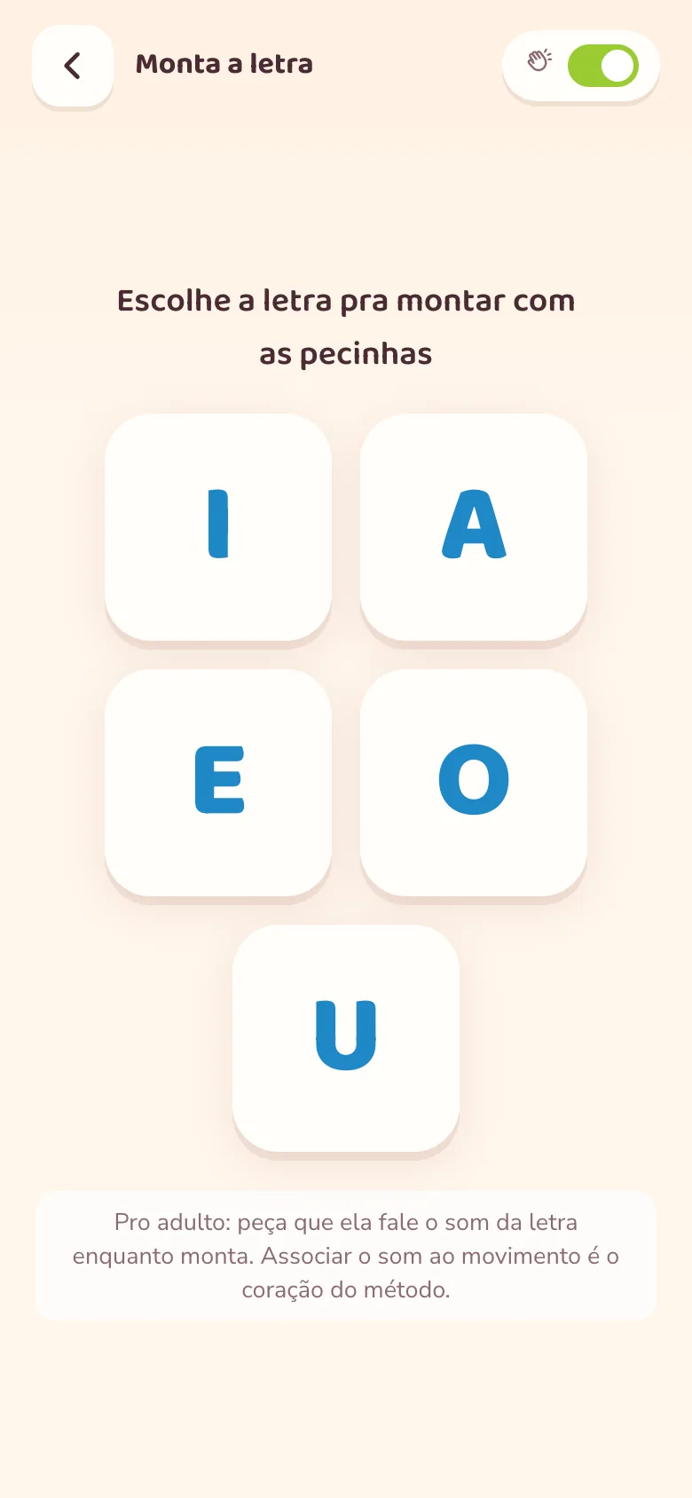 Tela real do app: montar a letra com as pecinhas, com dica pro adulto embaixo