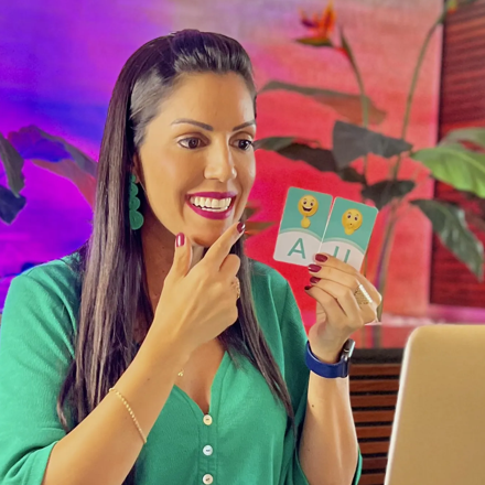 Letícia fazendo o gesto do método com os cards