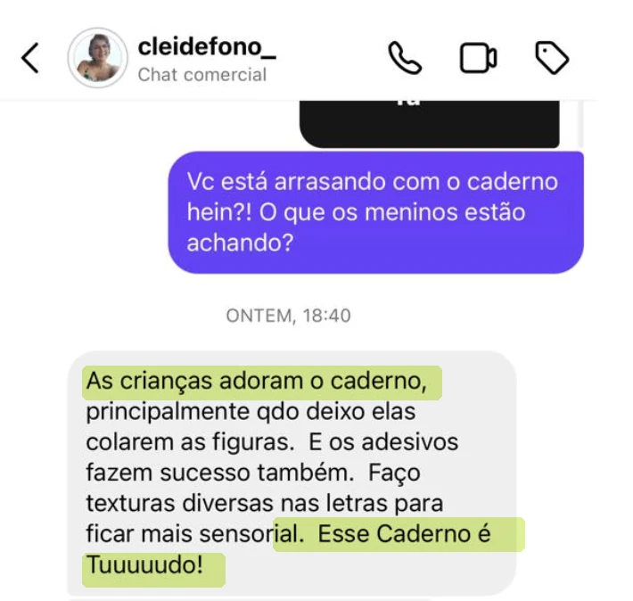 Fonoaudióloga conta que as crianças adoram o caderno, principalmente quando ela deixa que colem as figuras, e que faz texturas nas letras para ficar mais sensorial